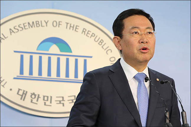 더불어민주당 박남춘의원이 12일 오후 서울 영등포구 여의도 국회 정론관에서 인천시당위원장 사퇴 기자회견을 하고 있다. ⓒ데일리안 류영주 기자