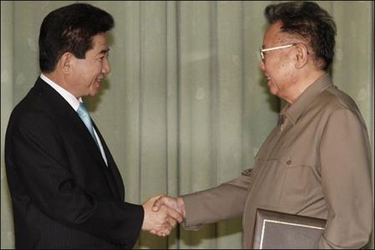 노무현 대통령과 김정일 국방위원장이 지난 2007년 10월 4일 평양 백화원 영빈관에서 남북공동합의문에 서명한 뒤 악수하고 있다.ⓒ청와대