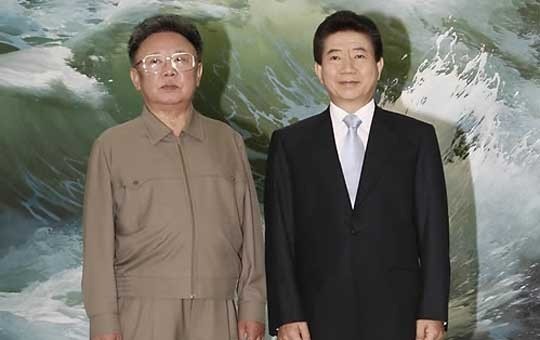 지난 2007년 10월 3일 평양 백화원 영빈관에서 열린 남북정상회담에서 노무현 대통령과 김정일 국방위원장이 기념촬영을 하고 있다.ⓒ연합뉴스