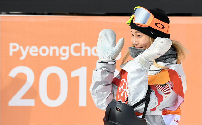 12일 강원도 평창군 휘닉스파크에서 열린 2018 평창 동계올림픽 스노보드 여자 하프파이프 예선에 참가한 한국계 미국인 클로이 김이 압도적인 점수로 1위를 확정지은 뒤 환하게 웃으며 손을 흔들고 있다. ⓒ2018평창사진공동취재단