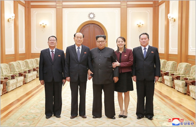 조선중앙통신은 13일 김정은 북한 노동당 위원장이 평창동계올림픽 개막식에 참석차 방한한 북측 고위급대표단원들의 노고를 치하하고 기념사진을 촬영했다고 전했다. 사진 왼쪽부터 최휘 국가체육지도위원회 위원장, 김영남 최고인민회의 상임위원회 위원장, 김정은 노동당 위원장, 김여정 중앙위원회 제1부부장, 리선권 조국평화통일위원회 위원장. 조선중앙통신 캡처.