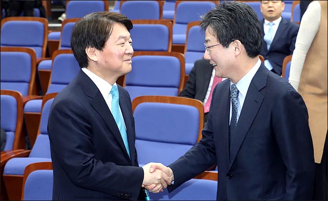 안철수 국민의당 대표와 유승민 바른정당 대표가 바른미래당 출범대회를 하루 앞둔 12일 오후 국회에서 열린