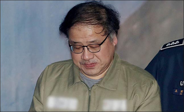 안종범 전 청와대 경제수석이 13일 서울 서초구 서울중앙지법에서 열린 1심 선고공판에 출석하고 있다. 안종범 전 수석은 박 전 대통령 등과 공모해 삼성 등 15개 전경련 회원사들에게 미르·K스포츠재단에 774억원을 출연하도록 강요한 혐의 등 직권남용권리행사방해 등의 혐의를 받고 있다. ⓒ데일리안