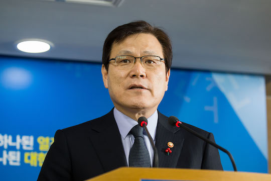 최종구 금융위원장은 13일 이건희 삼성그룹 회장의 차명계좌 처리에 대한 법제처 회신과 관련해