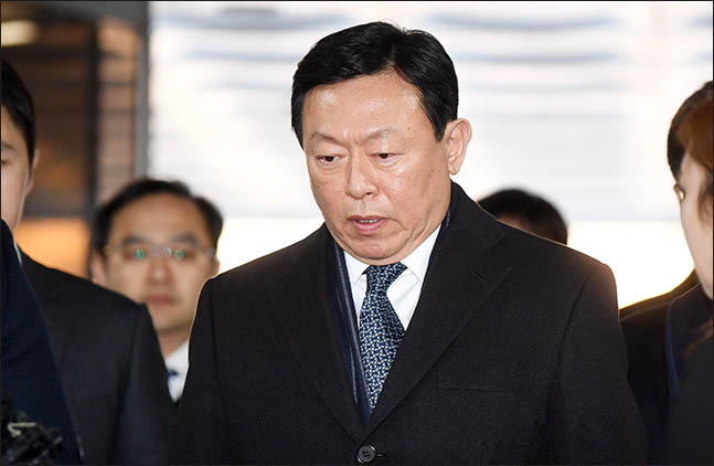 신동빈 롯데그룹 회장이 13일 오후 서울 서초구 서울중앙지법에서 열린 1심 선고공판에 출석하고 있다. 신동빈 회장은