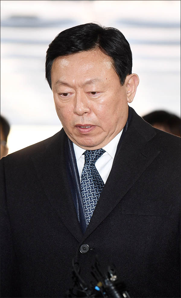 신동빈 롯데그룹 회장. 그는 13일 뇌물공여 혐의의 1심 선고공판에서 징역 2년 6월을 선고받았다. 법정구속됐다. ⓒ데일리안