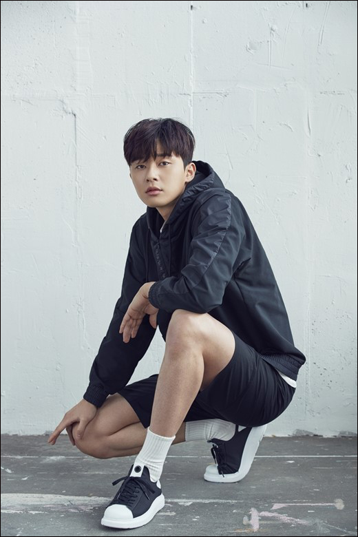 배우 박서준이 패션 화보를 통해