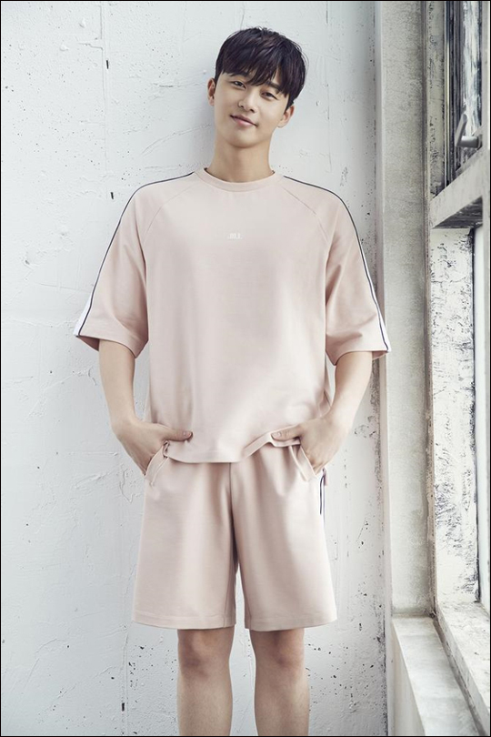 배우 박서준이 패션 화보를 통해