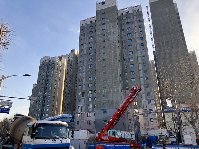 마주보고 있는