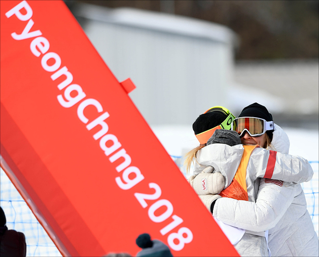 12일 강원도 평창군 휘닉스파크에서 열린 2018 평창 동계올림픽 스노보드 여자 하프파이프 예선에 참가한 한국계 미국인 클로이 김이 압도적인 점수로 1위를 확정지으며 코치와 포옹을 하고 있다. ⓒ2018평창사진공동취재단