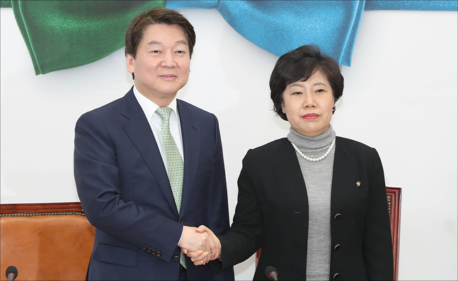 지난 7일 오전 국회에서 조배숙 민주평화당 대표가 안철수 국민의당 대표를 예방한 자리에서 악수하고 있다. ⓒ데일리안 홍금표 기자
