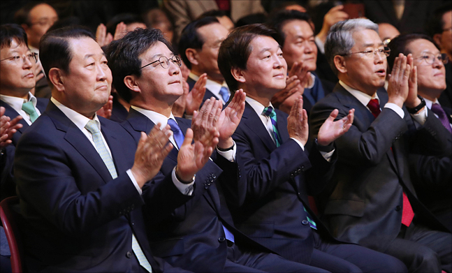 왼쪽부터 박주선 유승민 바른미래당 공동대표와 안철수 전 국민의당 대표, 김동철 전 국민의당 원내대표가 13일 오후 일산 킨텍스에서 열린 바른미래당 출범대회에서 환호하고 있다. ⓒ데일리안 홍금표 기자