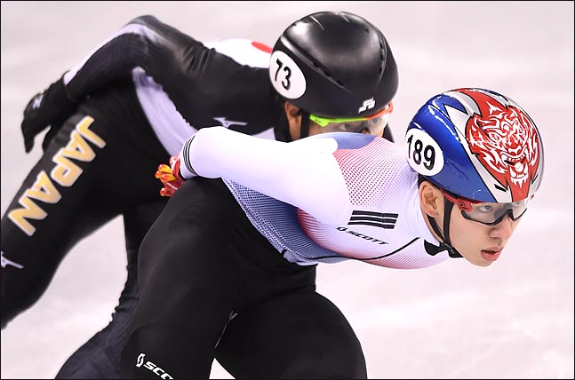 한국의 임효준이 13일 오후 강원도 강릉아이스아레나에서 열린 2018평창동계올림픽 쇼트트랙 경기에서 역주하고 있다. ⓒ 2018평창사진공동취재단