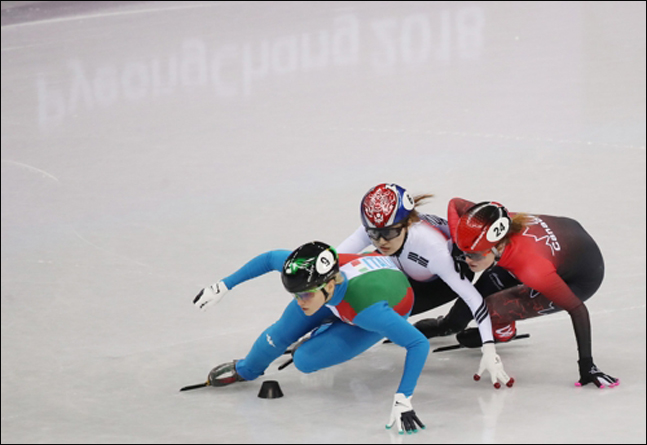 쇼트트랙 여자 500m 결승에서 킴 부탱이 최민정에게 손을 쓰고 있다. ⓒ 연합뉴스