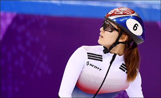 한국의 최민정이 13일 오후 강원도 강릉아이스아레나에서 열린 2018평창동계올림픽 쇼트트랙 여자 500m 결선 경기에서 실격패가 되자 전광판을 바라보고 있다.ⓒ2018평창사진공동취재단