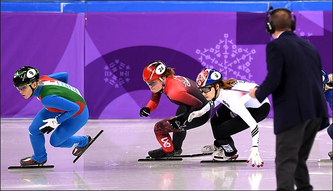쇼트트랙 여자 500m 결승에서 맞붙고 있는 최민정과 킴 부탱. ⓒ 2018평창사진공동취재단
