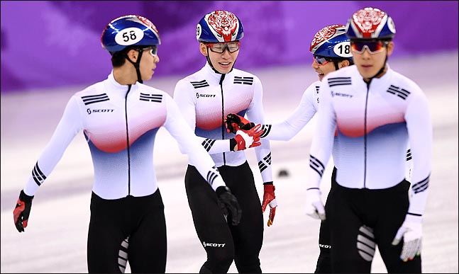 남자 쇼트트랙 대표팀이 5000m 계주에서는 금메달이라는 공동의 목표를 위해 달렸지만 1000m에서는 치열한 경쟁을 펼치게 됐다. ⓒ2018평창사진공동취재단