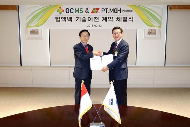 김영필 GC녹십자엠에스 대표(왼쪽)와 조인제 PT.MGH 회장(오른쪽)이 13일 경기도 용인에 위치한 GC녹십자엠에스 본사에서 혈액백 제조 기술 이전 및 공급 계약을 체결했다. ⓒGC녹십자
