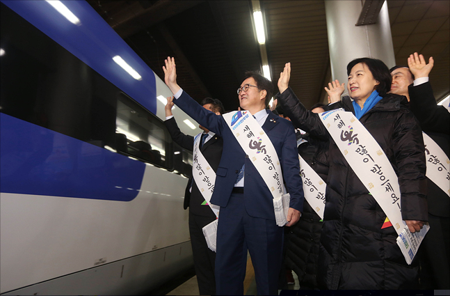 더불어민주당 추미애 대표와 우원식 원내대표 등 당 지도부가 14일 오전 서울역에서 귀성열차를 타고 고향으로 향하는 시민들에게 더민주 정책홍보물을 나눠주고 있다. ⓒ데일리안 홍금표 기자