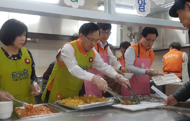 장시권 한화시스템 대표이사(왼쪽 두 번째) 등 서울사업장 임직원들이 14일 서울 중구 보훈회관을 방문해 국가 유공자들을 대상으로 떡국 등 명절 음식을 대접하고 있다.ⓒ한화시스템