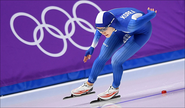 14일 강릉 스피드 스케이팅 경기장에서 열린 2018 평창 동계올림픽 스피드스케이팅 여자 1000m 경기에 출전한 김현영이 빙상을 가르며 질주하고 있다. ⓒ2018평창사진공동취재단
