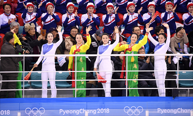 14일 오후 강원도 강릉 관동하키센터에서 열린 2018 평창 동계올림픽 여자 아이스하키 남북단일팀과 일본의 경기에서 북한 응원단이 응원을 하고 있다. ⓒ 2018평창사진공동취재단