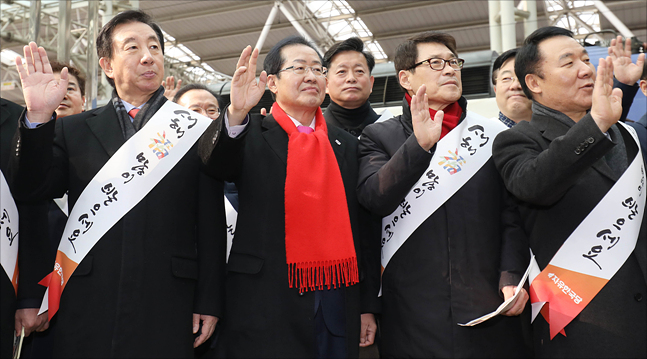 자유한국당 홍준표 대표와 김성태 원내대표 등 당 지도부가 14일 오전 서울역에서 귀성길에 나선 시민들에게 인사하고 있다. ⓒ데일리안 홍금표 기자