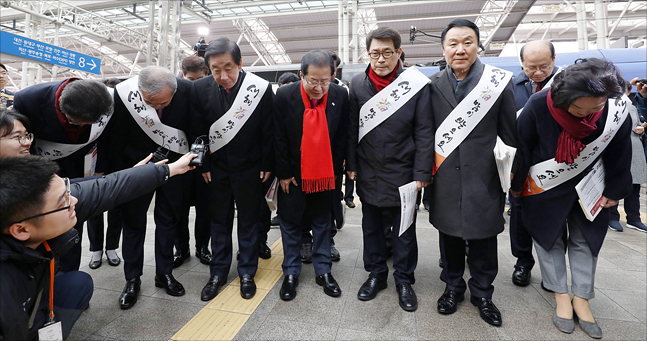 자유한국당 홍준표 대표와 김성태 원내대표 등 당 지도부가 귀성객들에게 인사하는 모습. ⓒ데일리안 홍금표 기자