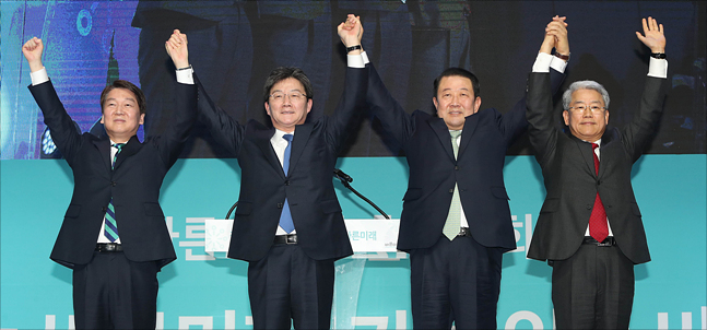 국민의당 통합파와 바른정당이 바른미래당을 창당했다. 왼쪽부터 안철수 국민의당 전 대표와 유승민·박주선 바른미래당 공동대표, 김동철 바른미래당 원내대표. ⓒ데일리안 홍금표 기자