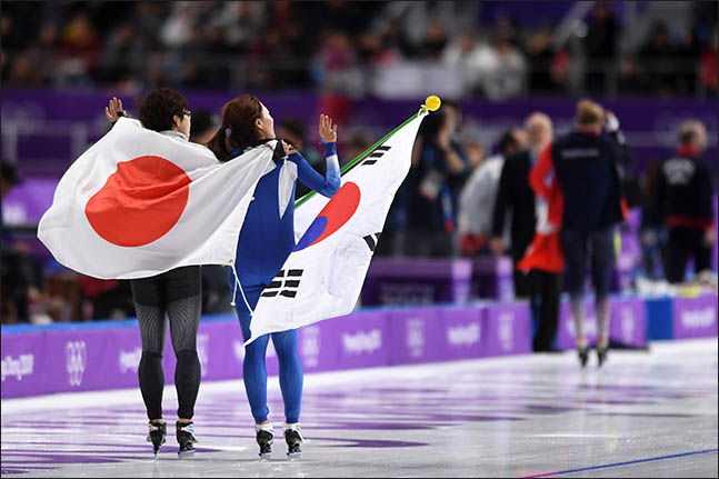 18일 오후 강릉 스피드 스케이팅장에서 열린 2018 평창동계올림픽 여자 스피드 스케이팅 500m 경기에 출전한 한국 이상화가 은메달을 확정지은 후 금메달을 획득한 일본 고다이라 나오와 관중들에게 인사하고 있다. ⓒ2018평창사진공동취재단