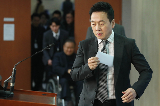 정봉주 전 의원이 2월 7일 국회 정론관 기자회견장에서 더불어민주당 복당 신청 기자회견을 갖기 위해 입장하고 있다. ⓒ데일리안 홍금표 기자