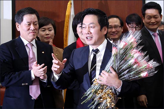 ´BBK 의혹´과 관련된 허위사실을 유포 혐의로 징역 1년의 판결이 확정된 정봉주 전 민주당 의원이 입감을 앞둔 2011년 12월 26일 국회에서 열린 민주통합당 최고위원회의에 참석해 지도부로부터 격려의 의미로 장미꽃을 받고 있다. ⓒ데일리안 박항구 기자