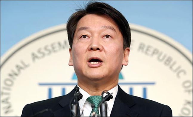 안철수 당시 국민의당 대표가 지난해 12월20일 국회 정론관에서 바른정당과 통합을 위한 전 당원투표를 발표하고 있다. (자료사진) ⓒ데일리안 박항구 기자