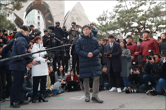 여비서 성폭행 의혹을 받고 있는 안희정 전 충남도지사가 9일 오후 서울 마포구 서울서부지검에 모습을 드러냈다. ⓒ데일리안 류영주 기자