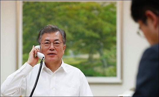 문재인 대통령이 지난 1일 도널드 트럼프 미국 대통령과 정상 간 전화통화를 하고 있다.ⓒ청와대