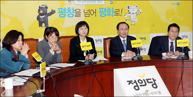 이정미 정의당 대표와 노회찬 원내대표를 비롯한 의원들이 6일 오전 국회에서 의원총회를 진행하고 있다. ⓒ데일리안 박항구 기자