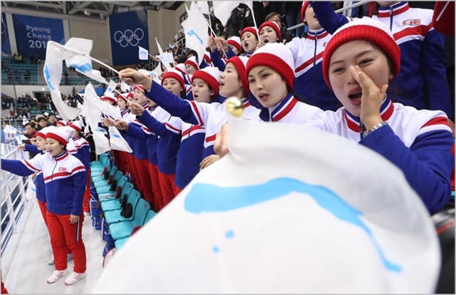 북한 응원단이 지난달 14일 진행된 평창동계올림픽 여자 아이스하키 조별리그 경기에서 독도와 울릉도가 표시된 한반도기를 흔들며 응원하고 있다. ⓒ연합뉴스