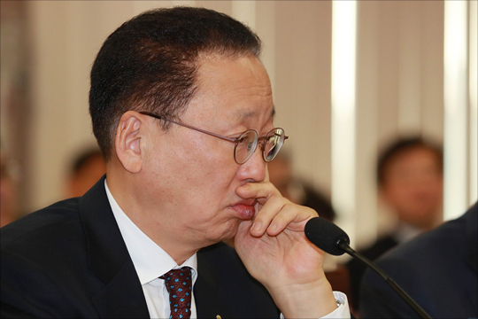 최흥식 금감원장이 17일 오후 서울 여의도 금융감독원에서 열린 국회 정무위원회 국정감사에서 생각에 잠겨 있다. ⓒ데일리안 홍금표 기자