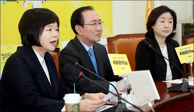 이정미 정의당 대표가 13일 오전 국회에서 열린 의원총회에서 이야기 하고 있다. 이 대표는 국민헌법자문특별위원회가 최종 확정된 개헌안을 문재인 대통령에게 보고하는 것과 관련해 “대통령은 개헌안 발의에 신중에 신중을 기해달라”고 요청하며 “대통령 개헌안 발의권은 헌법상 권한이 맞지만 현재 국회 구도에서 대통령 개헌안이 발의된다면 국회는 쪼개질 것”이라며 “최악의 경우 3분의 2 가결요건을 충족하지 못해 개헌안 국민투표를 부의조차 못할 수도 있다. 결국 개헌안은 사라지고 개헌을 둘러싼 책임공방만 낳게 될 우려가 매우 높다. 청와대안이 제출됐으니 국회도 개헌안을 합의하기 위해 최선을 다해야 한다. 한국당은 청와대발 개헌에 반대만 하고 있을 뿐 분권형 개헌을 원한다면 언제, 어떤 입장으로 개헌을 하자는 것인지 입장을 내놔야한다. 이런 깜깜이식 개헌 반대를 철회해야 한다”고 지적했다. ⓒ데일리안 박항구 기자