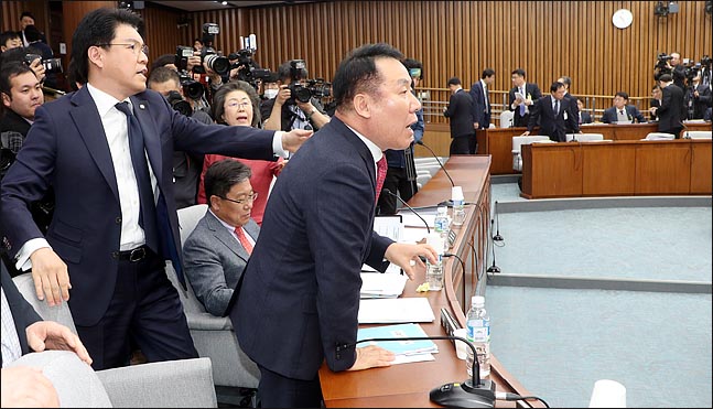13일 오전 문무일 검찰총장이 출석한 가운데 열린 국회 사법개혁특별위원회 전체회의에서 강원랜드 채용비리 사건 피의자인 염동열 자유한국당 의원의 위원 자격 문제를 놓고 자유한국당과 더불어민주당 의원들이 격돌한 가운데 정회가 선포된 후 염동열 의원과 장제원 자유한국당 간사가 더불어민주당 의원들과 고성을 지르며 설전을 벌이고 있다. ⓒ데일리안 박항구 기자