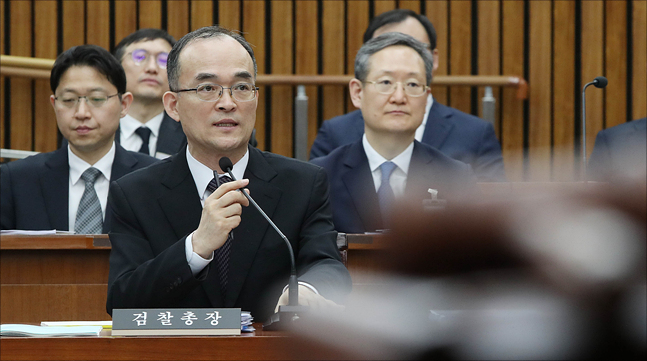 문무일 검찰총장이 13일 국회 본관에서 열린 국회 사법개혁특별위원회 전체회의에서 여야 의원들의 질의에 답변하고 있다. ⓒ데일리안 홍금표 기자