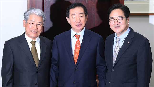 김동철 바른미래당 원내대표, 김성태 자유한국당 원내대표, 우원식 더불어민주당 원내대표(왼쪽부터)가 13일 국회에서 열린 여야 3당 원내대표 회동에서 포즈를 취하고 있다. ⓒ데일리안 홍금표 기자
