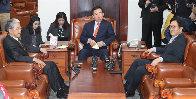 김동철 바른미래당 원내대표, 김성태 자유한국당 원내대표, 우원식 더불어민주당 원내대표(왼쪽부터)가 13일 국회 본관에서 여야 3당 원내대표 회동을 갖고 있다. ⓒ데일리안 홍금표 기자