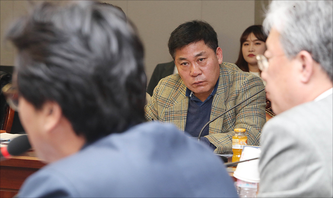 윤희중 대한빙상연맹 경기이사가 13일 국회 의원회관에서 열린