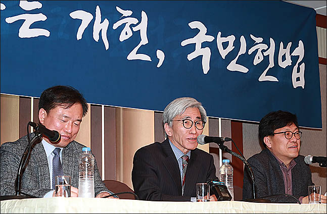 13일 오후 서울 중구 프레스센터에서 열린 국민헌법자문특위의 개헌 자문안 관련 기자간담회에서 정해구 국민헌법자문특위 위원장이 기자의 질문에 답변하고 있다. 국민헌법자문특위의 자문안에는 대통령 4년 연임제 채택, 수도조항 명문화, 대선 결선투표 도입, 5·18 민주화운동 등의 헌법 전문 포함, 사법 민주주의 강화, 국회의원 소환제 등의 내용이 담겨있다. 문재인 대통령은 이날 국민헌법자문특위로부터 받은 자문안을 토대로 대통령 개헌안을 확정지은 후 21일 발의할 계획이라고 청와대는 밝혔다. ⓒ데일리안 류영주 기자