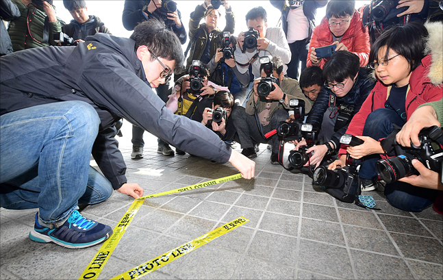 이명박(MB) 전 대통령의 검찰 소환조사가 하루 앞으로 다가온 13일 서울 서초구 서울중앙지방검찰청에서 취재진이 이 전 대통령의 검찰 출두 취재를 위해 포토라인을 설치하고 있다. ⓒ데일리안