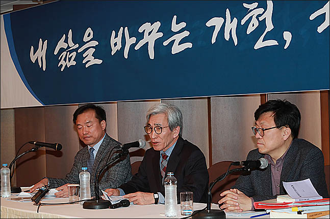 13일 오후 서울 중구 프레스센터에서 열린 국민헌법자문특위의 개헌 자문안 관련 기자간담회에서 정해구 국민헌법자문특위 위원장이 발언을 하고 있다. 국민헌법자문특위의 자문안에는 대통령 4년 연임제 채택, 수도조항 명문화, 대선 결선투표 도입, 5·18 민주화운동 등의 헌법 전문 포함, 사법 민주주의 강화, 국회의원 소환제 등의 내용이 담겨있다. 문재인 대통령은 이날 국민헌법자문특위로부터 받은 자문안을 토대로 대통령 개헌안을 확정지은 후 21일 발의할 계획이라고 청와대는 밝혔다. ⓒ데일리안 류영주 기자