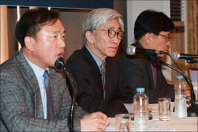 13일 오후 서울 중구 프레스센터에서 열린 국민헌법자문특위의 개헌 자문안 관련 기자간담회에서 정해구 국민헌법자문특위 위원장과 하승수 부위원장, 김종철 부위원장이 기자의 질문을 듣고 있다. 국민헌법자문특위의 자문안에는 대통령 4년 연임제 채택, 수도조항 명문화, 대선 결선투표 도입, 5·18 민주화운동 등의 헌법 전문 포함, 사법 민주주의 강화, 국회의원 소환제 등의 내용이 담겨있다. 문재인 대통령은 이날 국민헌법자문특위로부터 받은 자문안을 토대로 대통령 개헌안을 확정지은 후 21일 발의할 계획이라고 청와대는 밝혔다. ⓒ데일리안 류영주 기자