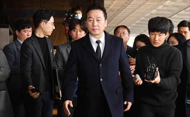프레시안의 성추행 폭로기사를 정면으로 반박한 정봉주 전 의원이 프레시안, 한겨레, 중앙일보 등 언론사 소속 기자 6명에 대한 고소장을 접수하기 위해 13일 오후 서울 서초구 서울중앙지방검찰청에 들어서고 있다. ⓒ데일리안 박항구 기자
