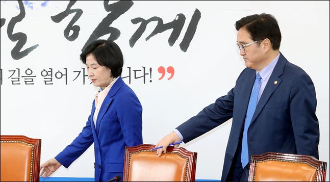 안희정 전 충남도지사에 이어 정봉주 전 의원, 박수현 전 청와대 대변인, 민병두 의원 등이 성범죄 관련 의혹에 휩싸였다. 추미애 더불어민주당 대표와 우원식 원내대표가 12일 오전 국회에서 열린 최고위원회의에 참석하고 있다. ⓒ데일리안 박항구 기자